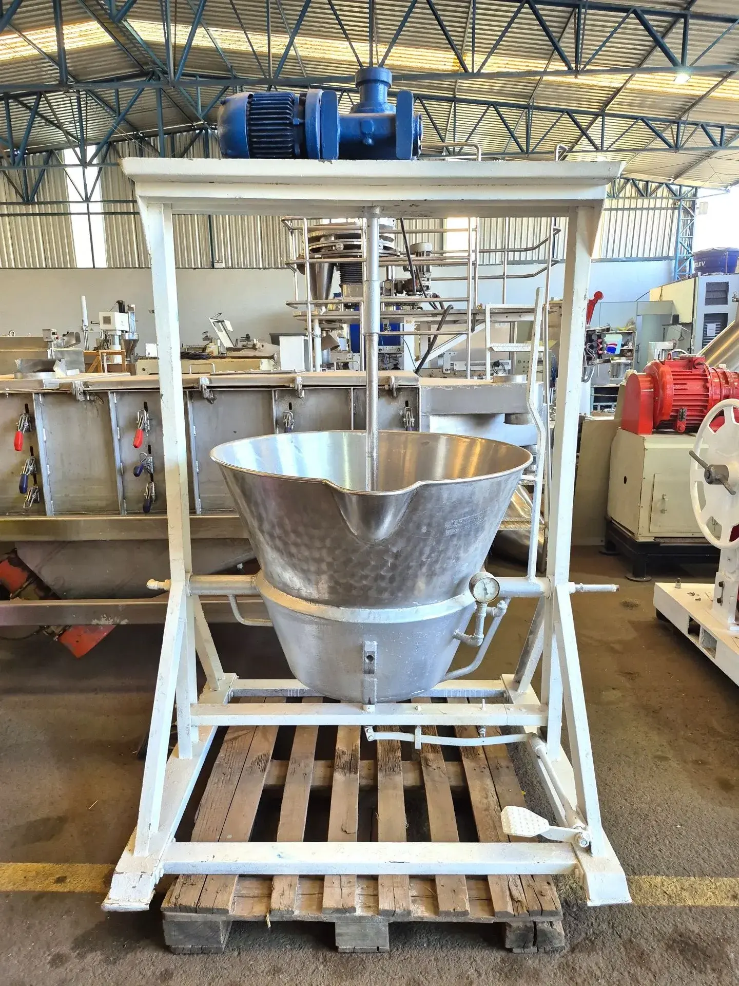 TACHO À VAPOR ENCAMISADO BASCULANTE CAPACIDADE 200 LITROS