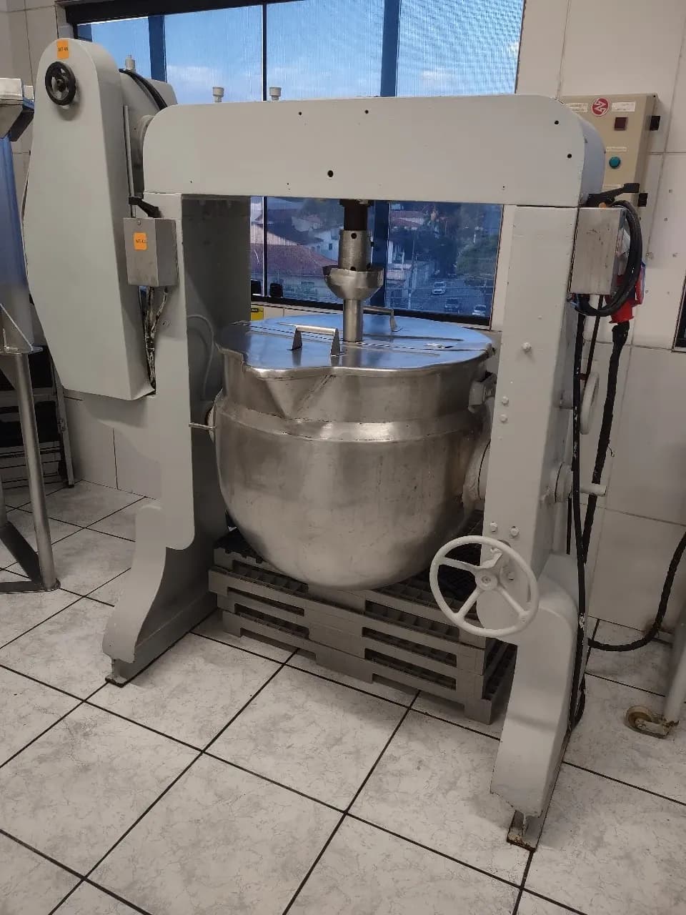 TACHO MISTURADOR ENCAMISADO BASCULANTE EM AÇO INOX