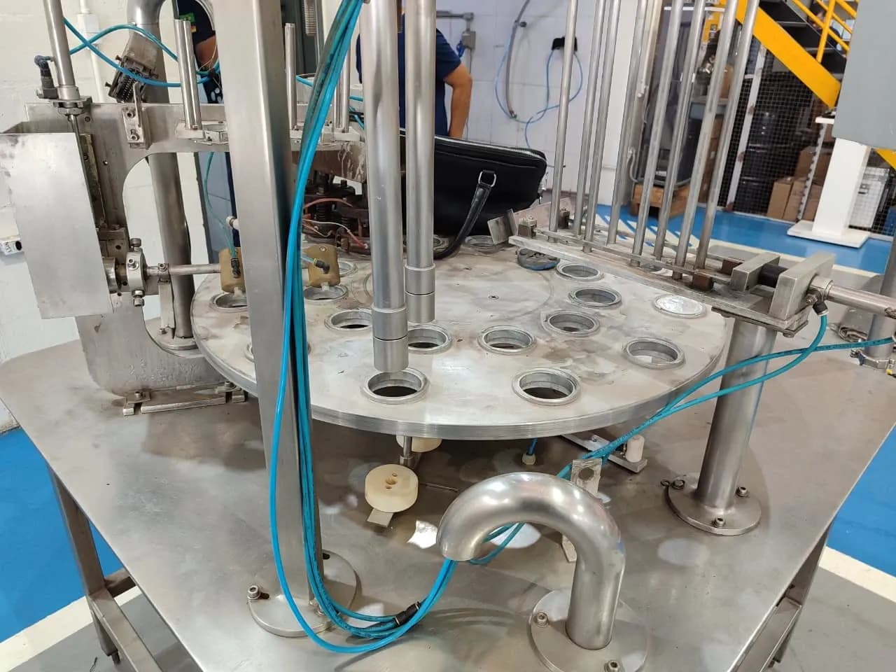 ENVASADORA DOSADORA ROTATIVA DE LÍQUIDOS EM AÇO INOX PARA POTES E COPOS MARCA DELGO