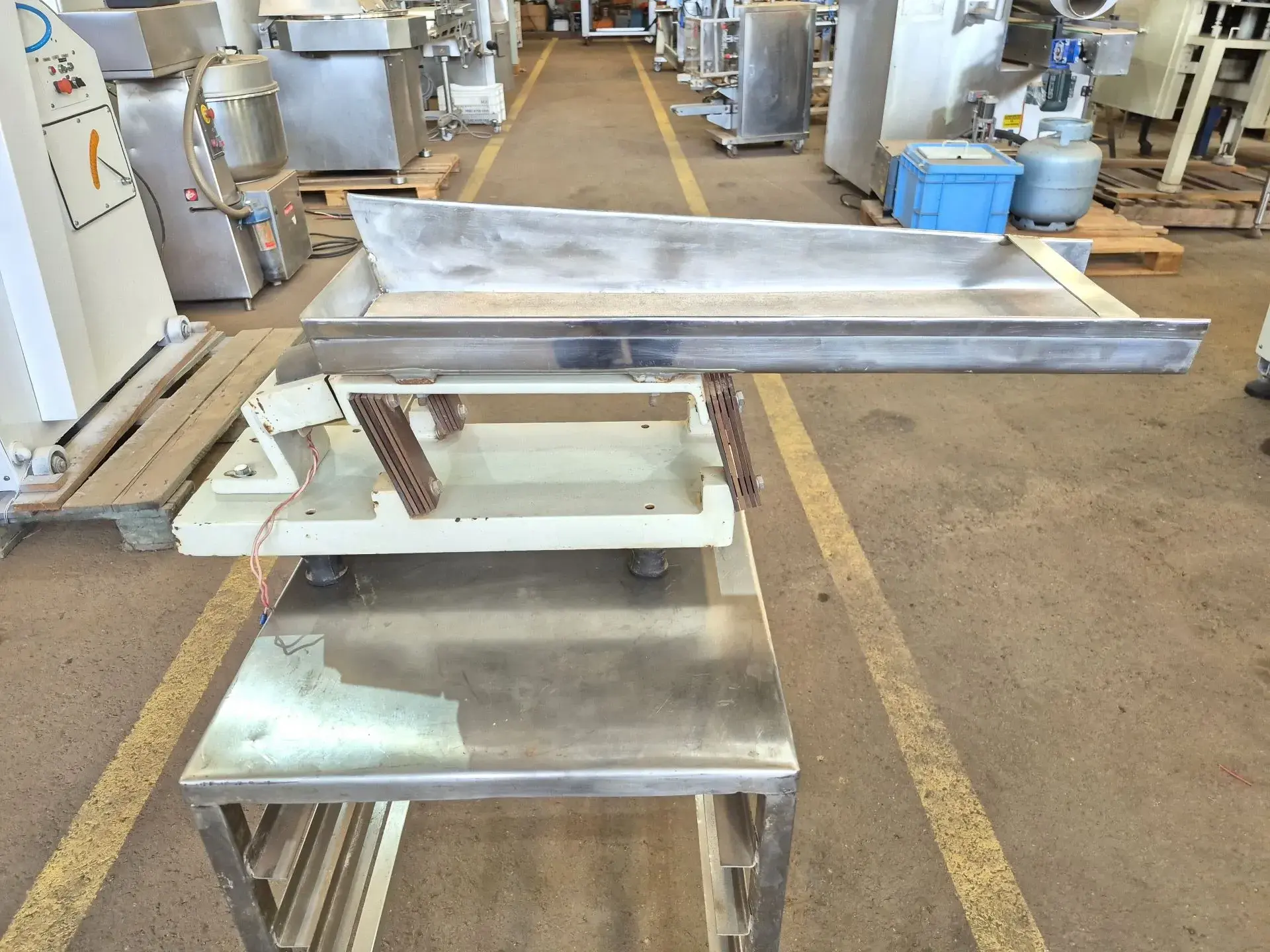 CALHA VIBRATÓRIA PARA ALIMENTAÇÃO DE BALANÇA MULTICABEÇAS