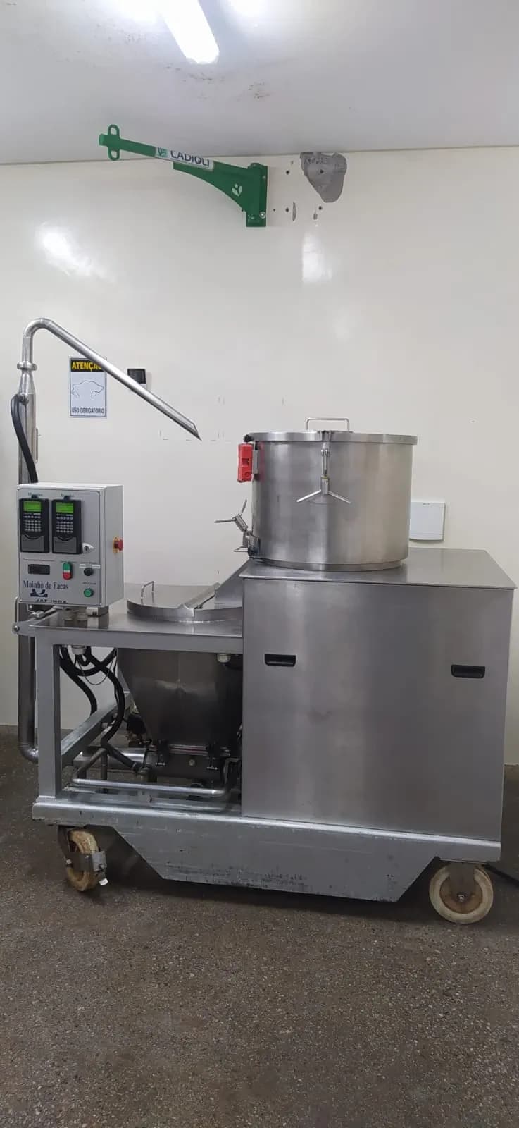 CONJUNTO COMPOSTO POR MOINHO REFINADOR DE FACAS / MOINHO REFINADOR DE 5 ROLOS / CONCHA HOMOGENEIZADORA ENCAMISADA / TANQUE PULMÃO CAPACIDADE 90 KG MARCA JAF INOX