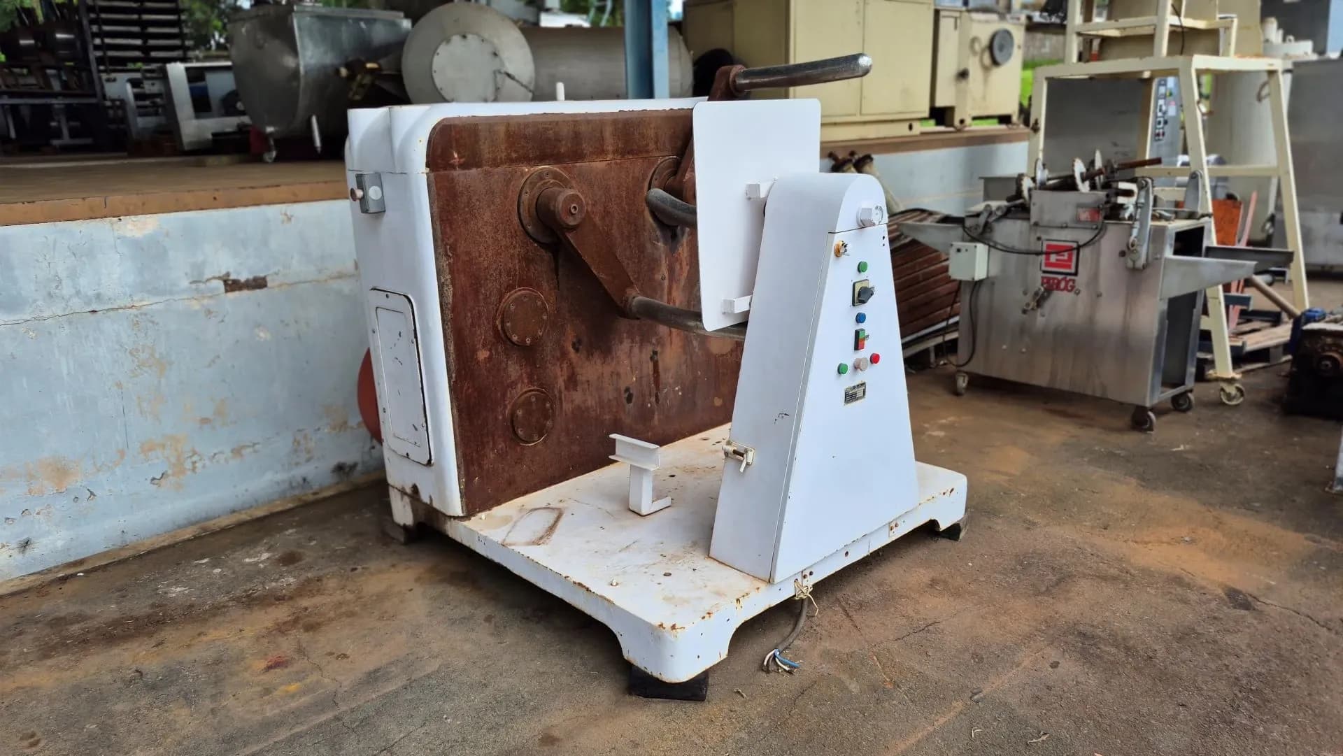 PUXADOR DE BALA CAPACIDADE 60 KG POR BATELADA MARCA MAICOM MARAS