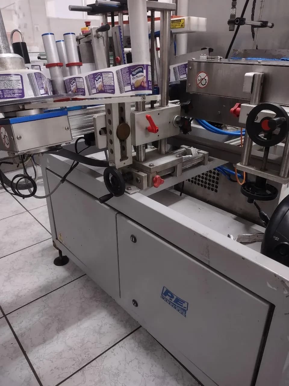 ROTULADORA PARA FRASCO CILINDRICO AUTO ADESIVO P.E MARCA LATINA LABELERS